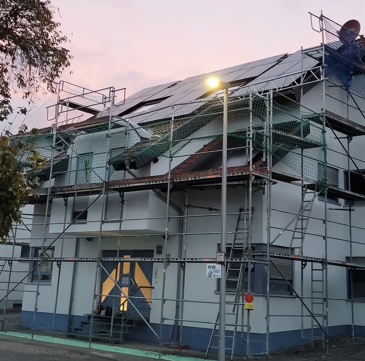 Gerüstbau für die Dachmontage – SBM-Solartechnik (Foto 2)