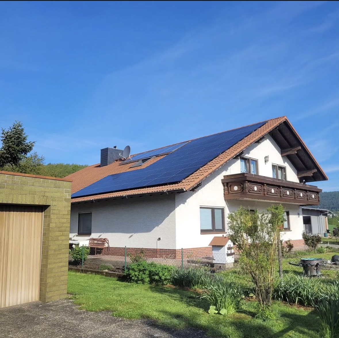 Einfamilienhaus mit Photovoltaikanlage auf dem Dach – Projekt von SBM-Solartechnik